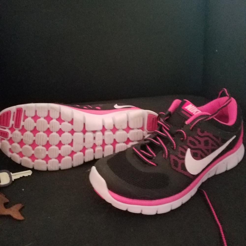 NikeTennis Shoe - Picture 4 of 5